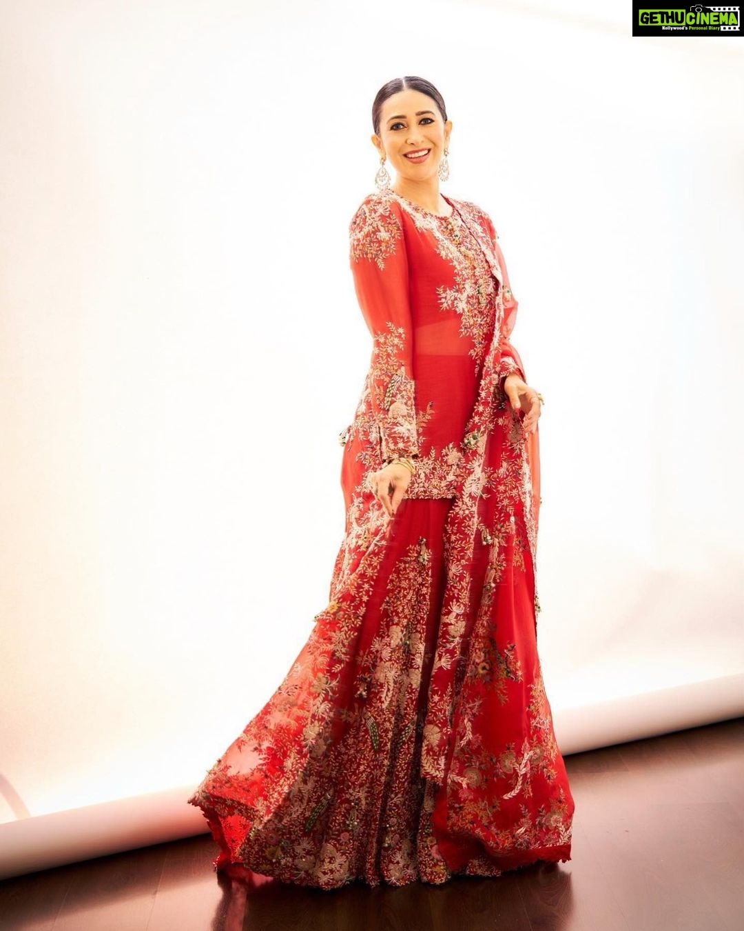 Karisma Kapoor Instagram - गणेश चतुर्थी की शुभकामनाएँ 🙏🏼🌺✨