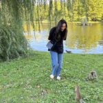 Karisma Kapoor Instagram - Let’s meet my cute friends 🐿️🦆🤎 #natureloving