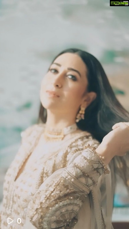 Karisma Kapoor Instagram - A day in Dubai for @tajvi_gold ✨