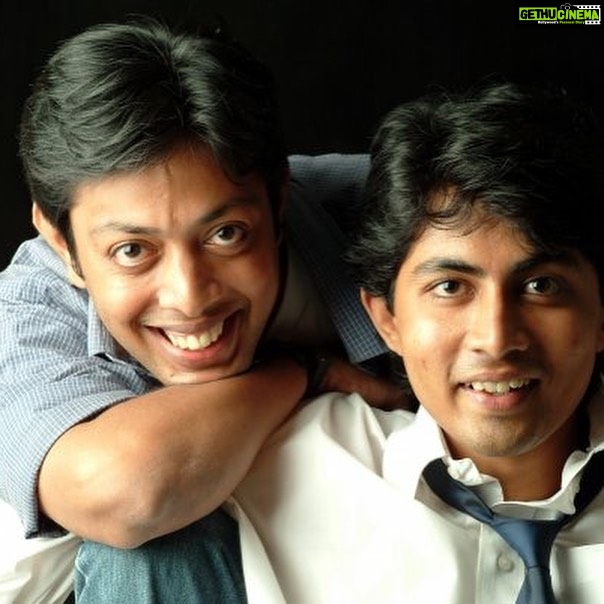 Karthik Kumar Instagram - 20 years of #Evam : I’ll share one pic each day accompanying this. That’s @evamsunil & I : from our first ever article about evam in the Hindu in 2003. Shot by Muthu. Article by Malathi Rangarajan. @evamentertainment