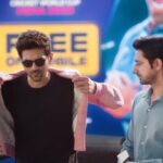 Kartik Aaryan Instagram - So, this happened... Jab #DisneyPlusHotstar dega itna sab FREE ka, baaki sab toh padega hi feeka. 🤷🏻 Watch ICC Men’s Cricket World Cup aur kayi hit movies aur web series for free! #IntaSabFreeKa #WorldCupOnHotstar