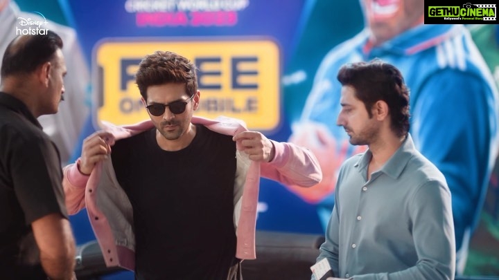 Kartik Aaryan Instagram - So, this happened... Jab #DisneyPlusHotstar dega itna sab FREE ka, baaki sab toh padega hi feeka. 🤷🏻 Watch ICC Men’s Cricket World Cup aur kayi hit movies aur web series for free! #IntaSabFreeKa #WorldCupOnHotstar