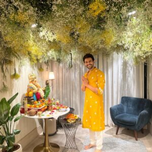 Kartik Aaryan Instagram - अहो भाग्य हमारे 
जो बप्पा फिर से हमारे घर पधारे 🤍
Ganpati Bappa Morya 🙏🏻