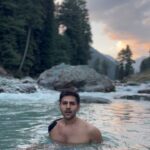 Kartik Aaryan Instagram - Wrapping up a Power Packed Action Schedule with a First time experience of an Ice bath in the river that too in Kashmir #BucketList ✅ #RecoveryMode #ChanduChampion 👊🏻 Pahalgam Kashmir