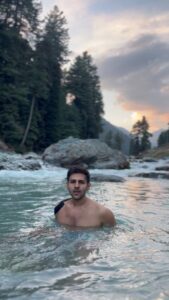 Kartik Aaryan Instagram - Wrapping up a Power Packed Action Schedule with a First time experience of an Ice bath in the river that too in Kashmir 
#BucketList ✅ 
#RecoveryMode 
#ChanduChampion 👊🏻