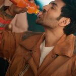 Kartik Aaryan Instagram – Fanta ke saath toh Fnacking banta hai na Sirr 
😉🧡
#Fanta #Fnacking