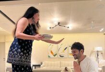 Kartik Aaryan Instagram - Katori mithai ke liye 🙏🏻 kar rahi, Main aashirwad ke liye Happy Rakshabandhan 🤗