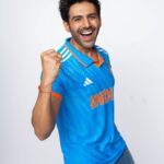 Kartik Aaryan Instagram - Mauka Mauka!! This doesn't get more exciting than this! It's time to watch #INDvPAK for FREE in Max View only on #DisneyPlusHotstar mobile app!! #MaxViewOnHotstar #WorldCupOnHotstar