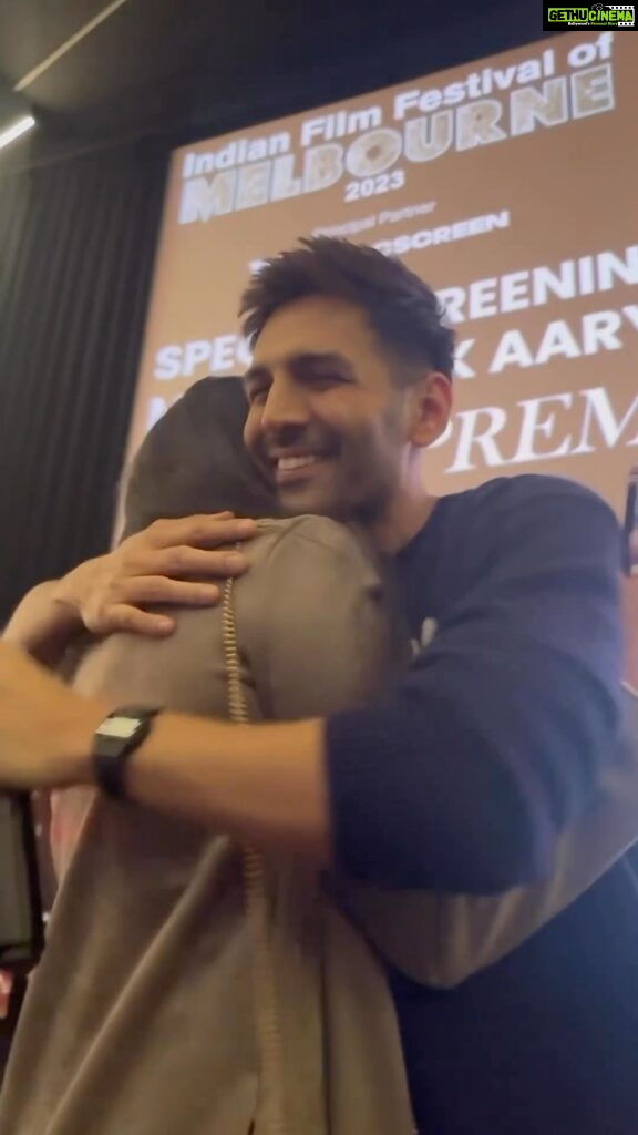 Kartik Aaryan Instagram - Aur yaha meri bolti band ho gayi 🙈 Mummy se pooch ke batata hu 😂 #Repost• @iffmelbourne The cutest proposal ever at the special screening of #SatyapremKiKatha for the much loved, revered and the heartbeat of millions @kartikaaryan ❤ What a wonderful screening filled with happy, joyful, emotional and memorable moments for fans and well-wishers of Kartik! We are sure they will remember this evening forever! Catch him at the IFFM CURTAIN-RAISER & also the ANZ PLUS IFFM AWARDS NIGHT 2023. #kartikaaryan #specialscreening #satyapremkikatha #IFFM2023