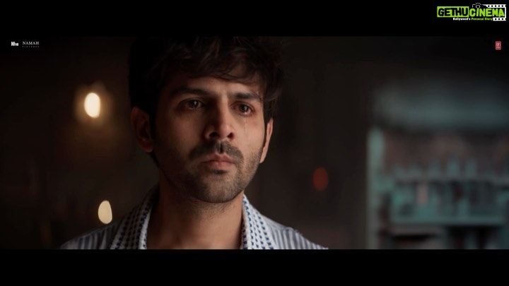 Kartik Aaryan Instagram - A scene that got the theatres clapping and crying at the same moment 🤍 My Favourite scene and song from the film and aap ka bhi #AajKeBaadReprise #SatyaPremKiKatha running successfully in Theatres 🙏🏻 London, United Kingdom