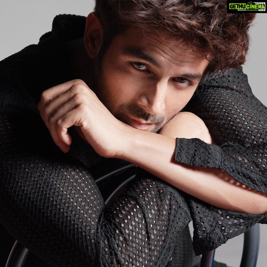 Kartik Aaryan Instagram - Looking for my Next Romantic Movie 🤍 Koi hai ?