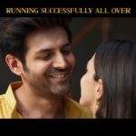 Kartik Aaryan Instagram - Is balcony ka vaastu ekdum sahi hai ✨ #SatyaPremKiKatha running successfully in cinemas 🤍🙏🏻 #SajidNadiadwala @kiaraaliaadvani @sameervidwans @shareenmantri @arora.kishor @karandontsharma @kamera002 @nadiadwalagrandson @namahpictures @wardakhannadiadwala @gajrajrao #SupriyaPathakKapur @randeria_siddharth @shikhatalsania @rajpalofficial @anooradha_patel @tseries.official @penmovies London, United Kingdom