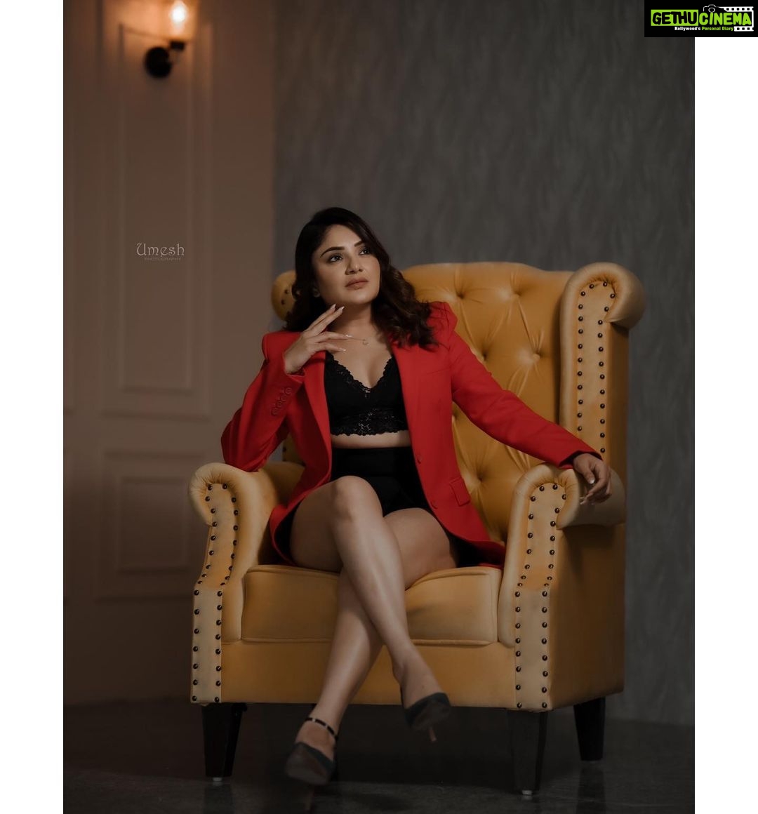 Karunya Ram Instagram - Swag ππ€β€οΈ : : Wearing : @zara @victoriassecret Makeup : @makeoverbysamridhi_ram PC : @umesh__photography___ Place : SR Studio RR Nagar : : #karunyaram #milkybeautykarunyaram #trending #hot #glamour #beauty #stylish Raja Rajeshwari Nagar, Bangalore South