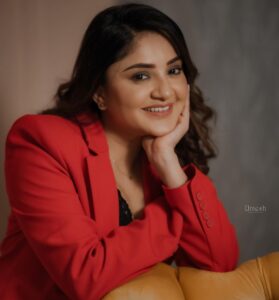 Karunya Ram Instagram - Swag 💛🖤❤️ : : Wearing : @zara @victoriassecret Makeup : @makeoverbysamridhi_ram PC : @umesh__photography___ Place : SR Studio RR Nagar : : #karunyaram #milkybeautykarunyaram #trending #hot #glamour #beauty #stylish Raja Rajeshwari Nagar, Bangalore South