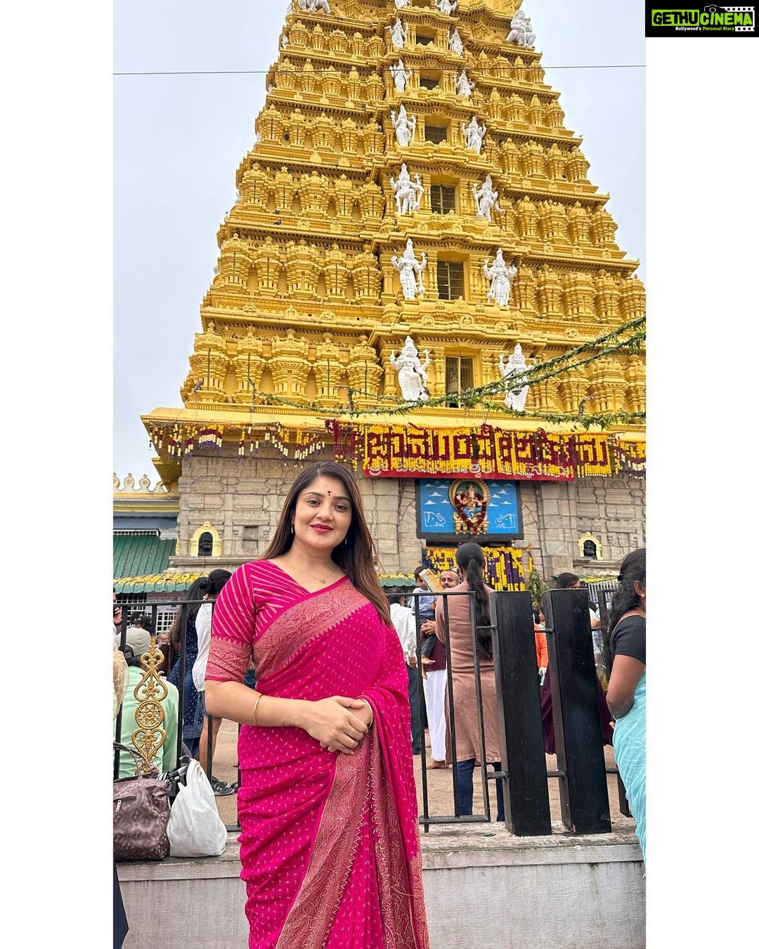 Karunya Ram Instagram - 🩷💛🩷 : : #karunyaram #milkybeautykarunyaram #actress #heroine #beautiful Chamundi Temple