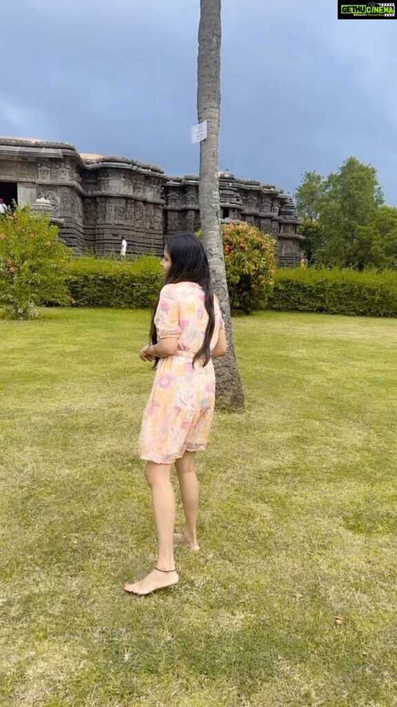 Karunya Ram Instagram - This is how we role 💃🏼🎊🫰🏼💐🎉 : : : #karunyaram #milkybeautykarunyaram #cute #halebidu #halebedutemple #friends #vacay #nature #viral #trending #trendingreels #beautiful #green #temple Halebidu Temple