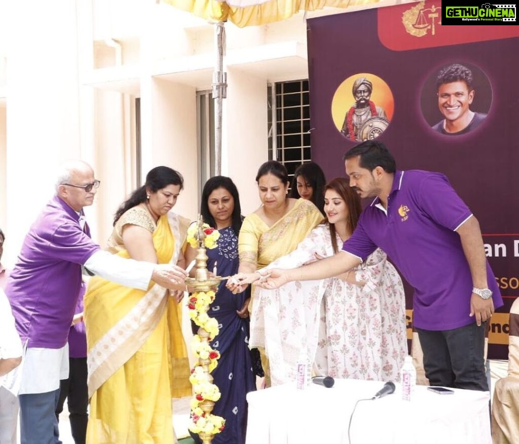 Karunya Ram Instagram - Thanking all in contributing to make this events successfull I’m glad to announce that over 1000 people have pledged to donate their organs ….immensely thankful and my gratitude to Srimati Ashwini Puneeth Rajkumar Madam and Action Prince Dhruva Sarja sir for your wonderful support and gesture…. Requesting all to support and give us strength to make more such evnents successful ….. 🫶🏼🙏🏻💐 : : : #karunyaram #milkybeautykarunyaram #samskartrust #karnatakadyndicatefoundation #organ #donation #socialwork #kimshospital Kims Hospital, K.R. Road,