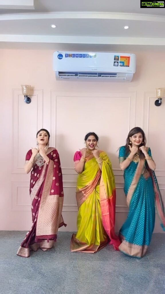 Karunya Ram Instagram - Goin with this trend wit my favourite’s ❤️💐🫶🏼😍 : : : #karunyaram #milkybeautykarunyaram #saree #jewllery #samridhiram #laxmikrishnalabel #beautiful #sareelove #anayrasaree #dance #trending #viral #cute Raja Rajeshwari Nagar, Bangalore South