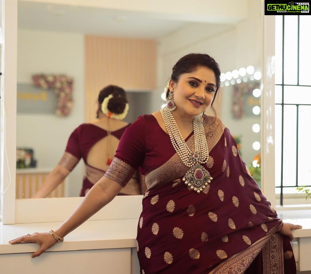 Karunya Ram Instagram - 🤎❤️‍🩹❤️ : : Wearing : @anayra_couture Jewllry : @aabushanjewellery1941 Makeup : @keerthiram28 PC : @pgraphyofficial : : #karunyaram #milkybeautykarunyaram #sareelove #saree #banarasisaree #beautiful #cute #pretty Raja Rajeshwari Nagar, Bangalore South