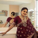 Karunya Ram Instagram - 🤎❤️‍🩹❤️ : : Wearing : @anayra_couture Jewllry : @aabushanjewellery1941 Makeup : @keerthiram28 PC : @pgraphyofficial : : #karunyaram #milkybeautykarunyaram #sareelove #saree #banarasisaree #beautiful #cute #pretty Raja Rajeshwari Nagar, Bangalore South