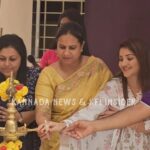 Karunya Ram Instagram - ಅಶ್ವಿನಿ ಪುನೀತ್ ರಾಜಕುಮಾರ್ ಕರ್ನಾಟಕ ಸಿಂಡಿಕೇಟ್ ಫೌಂಡೇಶನ್ ಹಾಗೂ ಕಿಮ್ಸ್ ಆಸ್ಪತ್ರೆಯ ಸಹಯೋಗದಲ್ಲಿ ಅಂಗಾಂಗ ದಾನ ಶಿಬಿರ ಕಾರ್ಯಕ್ರಮ ಉದ್ಘಾಟಿಸಿದರು ಈ ಕಾರ್ಯಕ್ರಮದ ಉಸ್ತುವಾರಿಯನ್ನು ನಟಿ ಕಾರುಣ್ಯರಾಮ್ ವಹಿಸಿಕೊಂಡಿದ್ದು. Admin : @nagabharana_gubbi PR : @pinkticketsofficial @ashwinipuneeth.rajkumar @ikarunya #kfiinsider #nagabharanagubbi #Kannada #sandalwood #ashwinipuneethrajkumar #karunyaram #pinkticketspro #appu #puneethrajkumar Bangalore, India