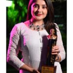 Karunya Ram Instagram - Thank you very much @chitrasanthe for Tis amazing award ,this one for #kavitakrishnamurthy which I played a very diff role and tried for the 1st time in #petromaxkannadamovie thank you my Dir @m_c_vijayaprasad producer @sudhi_k_m @studio18productionss who makes it more Spl and most importantly what Spl this Appu sirs virtues imbided in it.feel so blessed and happy thank you EVRYONE always keep supporting me n my work 🙏🏻❤️🧿 : : Outfit and jewllry : @laxmikrishnaofficial 🤗❤️ Chowdiah Memorial Hall