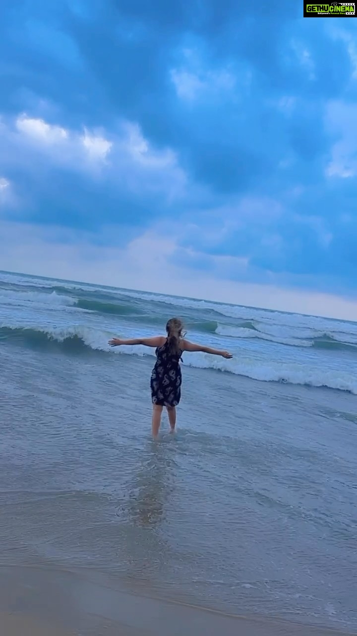 Karunya Ram Instagram - If you want to be strong learn enjoy being alone 💙🤍🩵 : : : #karunyaram #milkybeautykarunyaram #sapthasagaradaacheyello #sea Vietnam