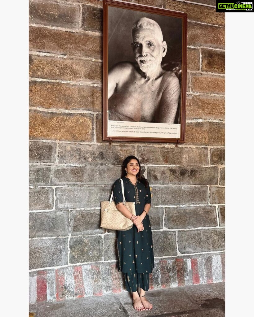 Karunya Ram Instagram - In the temple city @ Arunachalesvara temple blessed insight of Agni Lingam one of panchabhootlingas This place is so holy & sacred Jst feels so spiritual depicting meaning of life hail Param Punya Bhagavan Sri Ramana Maharishi🙏🏻 : : : #thiruvanamallai #sriramanamaharshi #divine #spiritual Arunachaleswara Tempel, Thiruvannamalai