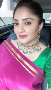 Karunya Ram Instagram - 🩷💚🥰 : : : Wearing : @ksic.mysoresilksaree Jewllry : @aabushanjewellery1941 : : #karunyaram #milkybeautykarunyaram #sareelove #mysoresilksaree #saree #traditional Bangalore, India