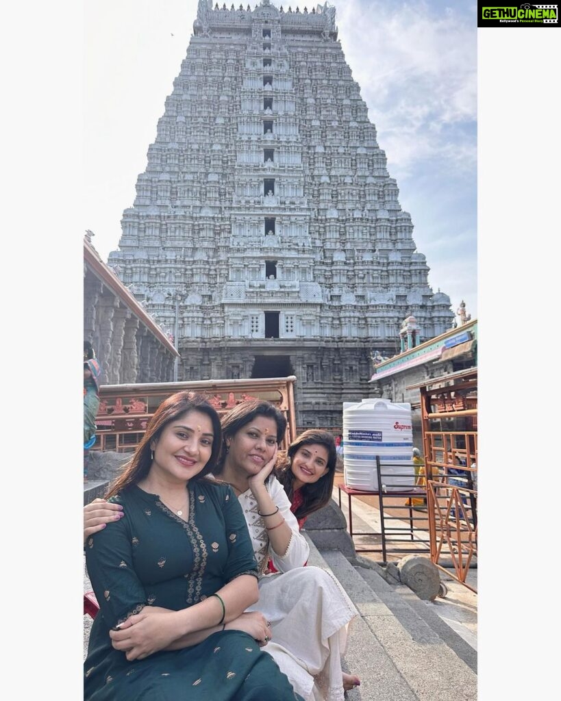 Karunya Ram Instagram - In the temple city @ Arunachalesvara temple blessed insight of Agni Lingam one of panchabhootlingas This place is so holy & sacred Jst feels so spiritual depicting meaning of life hail Param Punya Bhagavan Sri Ramana Maharishi🙏🏻 : : : #thiruvanamallai #sriramanamaharshi #divine #spiritual Arunachaleswara Tempel, Thiruvannamalai