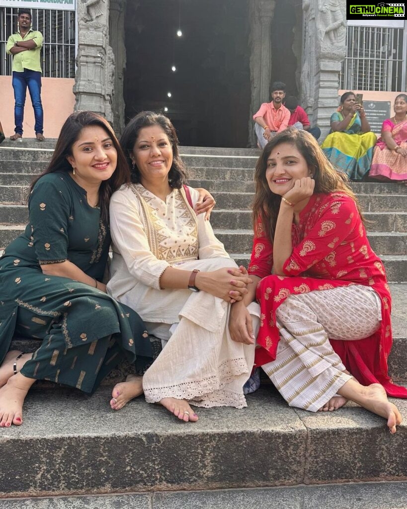 Karunya Ram Instagram - In the temple city @ Arunachalesvara temple blessed insight of Agni Lingam one of panchabhootlingas This place is so holy & sacred Jst feels so spiritual depicting meaning of life hail Param Punya Bhagavan Sri Ramana Maharishi🙏🏻 : : : #thiruvanamallai #sriramanamaharshi #divine #spiritual Arunachaleswara Tempel, Thiruvannamalai