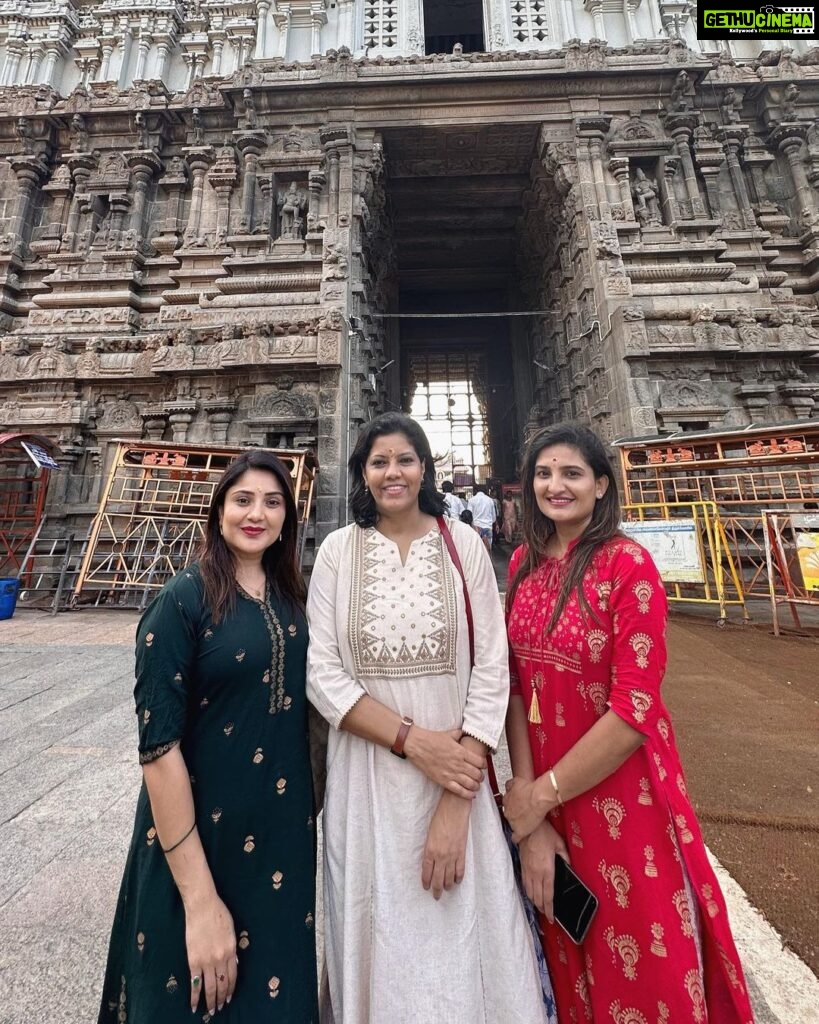 Karunya Ram Instagram - In the temple city @ Arunachalesvara temple blessed insight of Agni Lingam one of panchabhootlingas This place is so holy & sacred Jst feels so spiritual depicting meaning of life hail Param Punya Bhagavan Sri Ramana Maharishi🙏🏻 : : : #thiruvanamallai #sriramanamaharshi #divine #spiritual Arunachaleswara Tempel, Thiruvannamalai