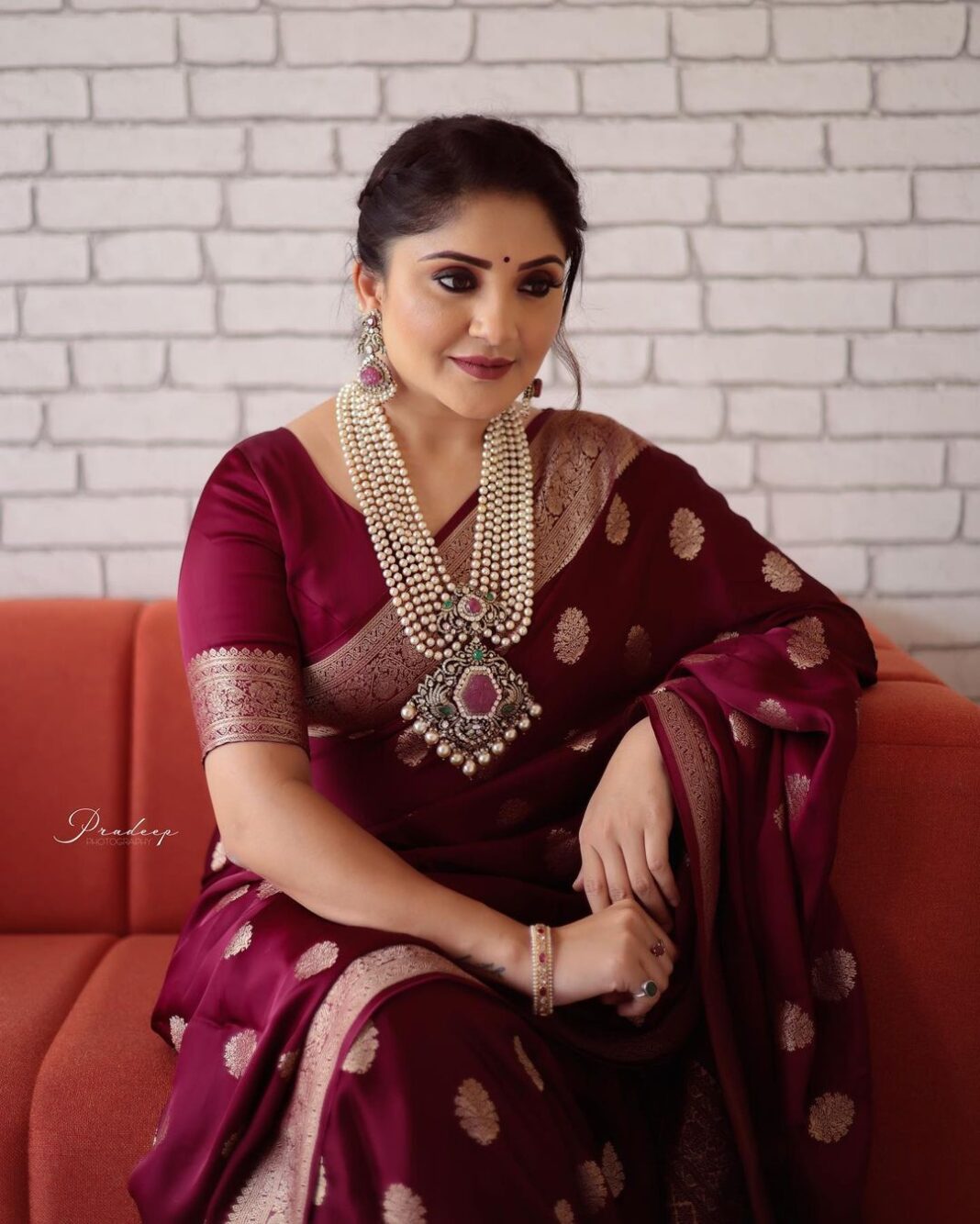 Karunya Ram Instagram - ❤️❤️‍🩹🥻💐 : : : Saree : @anayra_couture Jewellery : @aabushanjewellery1941 Makeup : @keerthiram28 PC : @pgraphyofficial : : #karunyaram #milkybeautykarunyaram #saree #tradition #jewelry #beautiful #cute #pretty #indiangirl R.R. Nagar