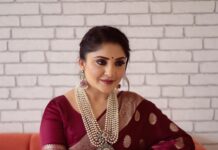 Karunya Ram Instagram - ❤️❤️‍🩹🥻💐 : : : Saree : @anayra_couture Jewellery : @aabushanjewellery1941 Makeup : @keerthiram28 PC : @pgraphyofficial : : #karunyaram #milkybeautykarunyaram #saree #tradition #jewelry #beautiful #cute #pretty #indiangirl R.R. Nagar