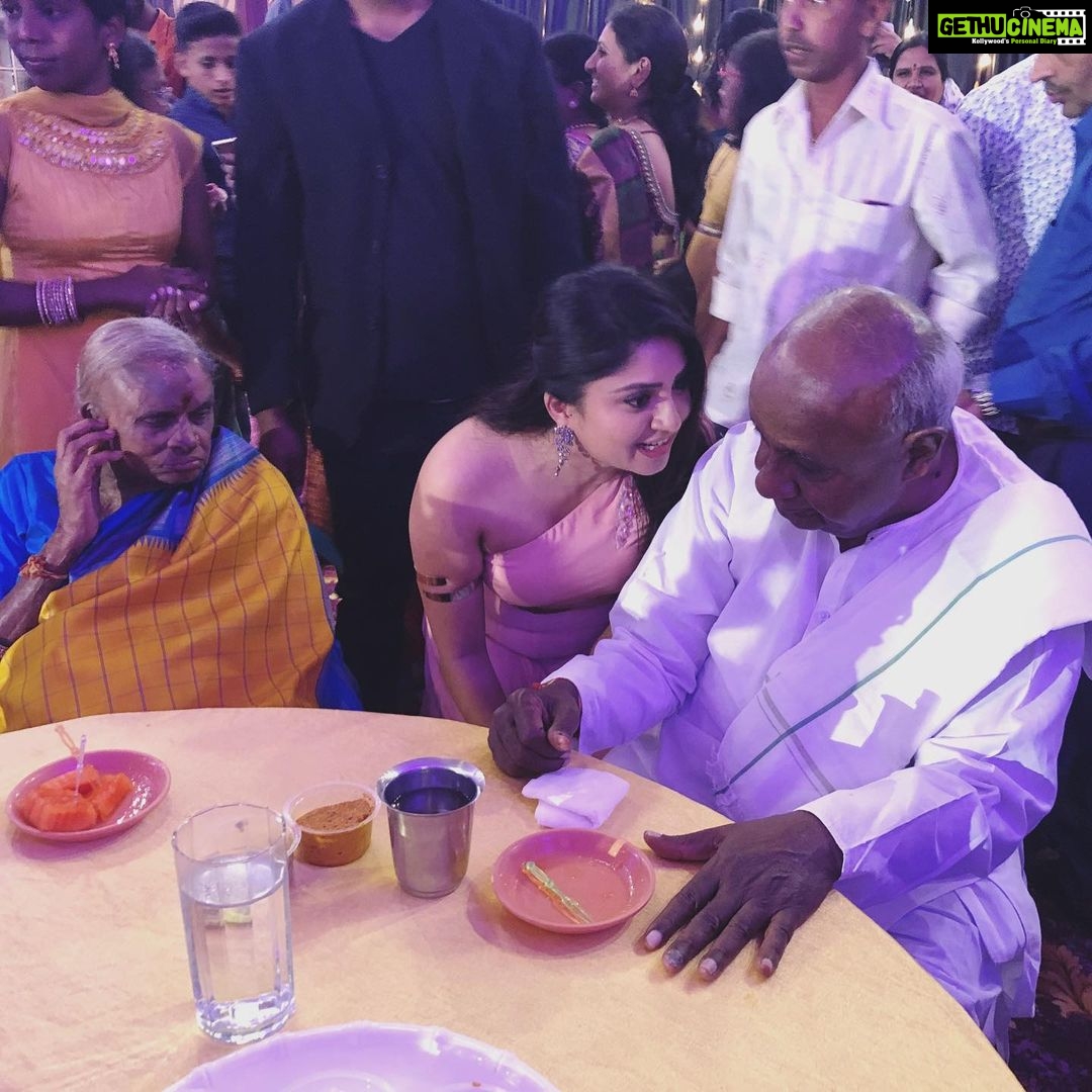 Karunya Ram Instagram - ನಾಡಿನ ಹಿರಿಯ ರಾಜಕಾರಣಿ, ಭಾರತದ 11 ನೇ ಮಾಜಿ ಪ್ರಧಾನಿ ಹಾಗೂ ನಮ್ಮೆಲ್ಲರ ಪ್ರೀತಿಯ ಅಪ್ಪಾಜಿ ಶ್ರೀ ಹೆಚ್.ಡಿ. ದೇವೇಗೌಡ ಅವರಿಗೆ ಜನ್ಮ ದಿನದ ಹಾರ್ದಿಕ ಶುಭಾಷಯಗಳು., ಭಗವಂತನ ಕೃಪಾಶೀರ್ವಾದ ನಿಮ್ಮ ಮೇಲೆ ಸದಾ ಇರಲೆಂದು ಪ್ರಾರ್ಥಿಸುತ್ತೇವೆ Happy bday to u HD Devegowda sir 🎂🎉🎁🎊 : : : #hbddevegowdru #birthday #devegowdru Bangalore, India