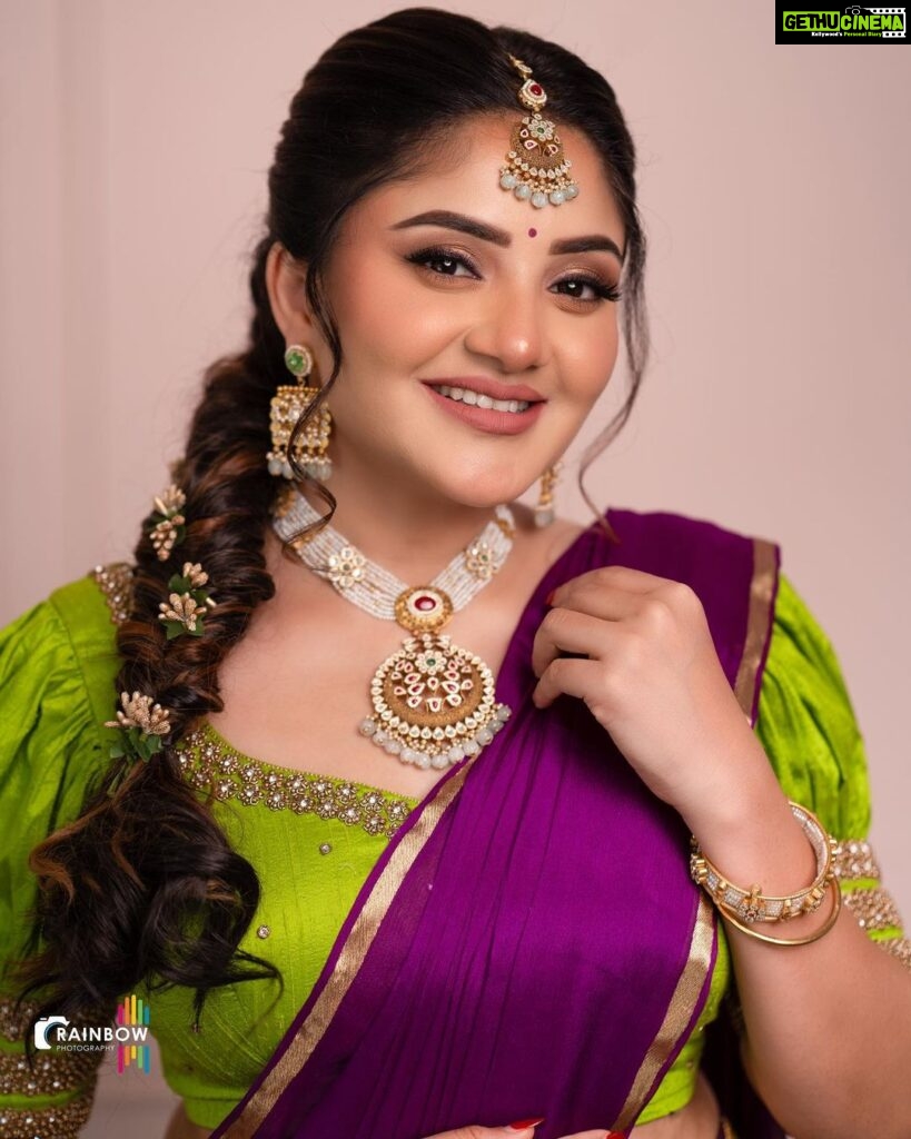 Karunya Ram Instagram - Which is your fav attire Tradition/ westren 🩷🧿 : : : Makeup : @glorykeithmakeover Hair : @hair_by_vedagururaj Jewllry : @kalyanjewellers_official PC : @rainbow_photography_official : #karunyaram #milkybeautykarunyaram #kalyanjewellers #traditional Raja Rajeshwari Nagar, Bangalore South