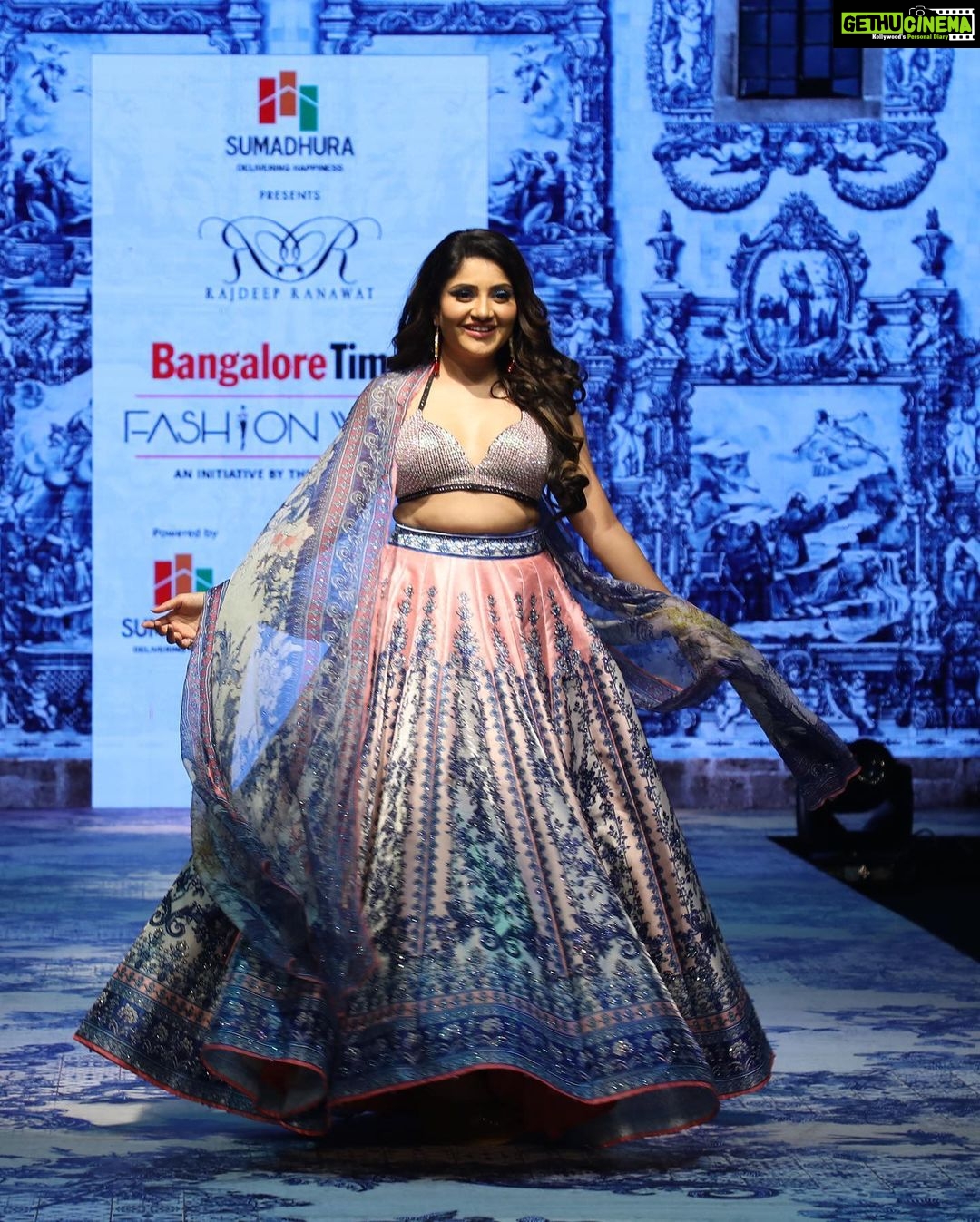 Karunya Ram Instagram - Wow had a sucessfull show at the @timesfashionweek walked for this amazing designer @rajdeep.ranawat.official 🤗 and I just loved it 💗Thnk u @bangalore_times for tis beautiful show lots n lots of love ❤️🥰😍🤗⭐️ : : : Four Seasons Hotel Bengaluru at Embassy One