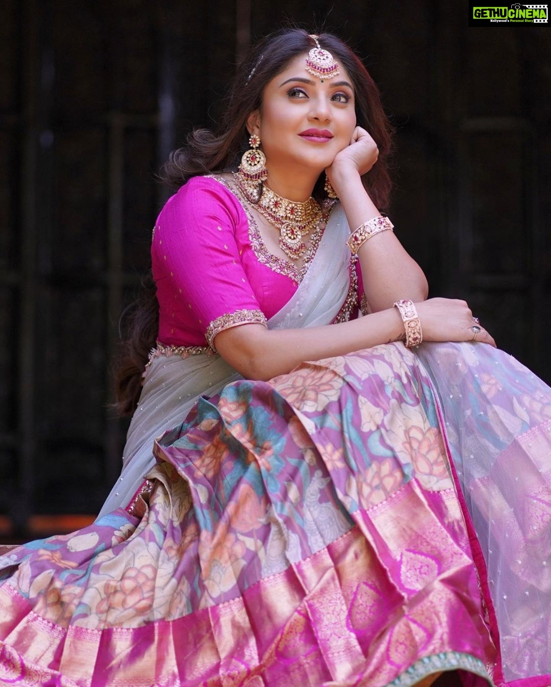 Karunya Ram Instagram - Happy Ugadi to all π€π₯°β¨π§Ώπ