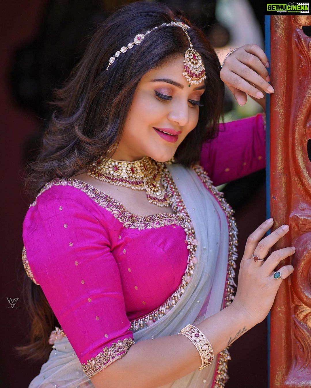 Karunya Ram Instagram - ಹೊಸ ವರ್ಷದ ಹಾಗು ಬೆವು ಬೆಲ್ಲದ ಯುಗಾದಿ ಹಬ್ಬದ ಶುಭಾಶಯಗಳು, ನಿಮ್ಮೆಲರ ಜೀವನದಲ್ಲಿ ಬೆಲ್ಲದ ಸಿಹಿಯೇ ಇರಲಿ 🥰👍Happy Ugadi 🎉✨💐