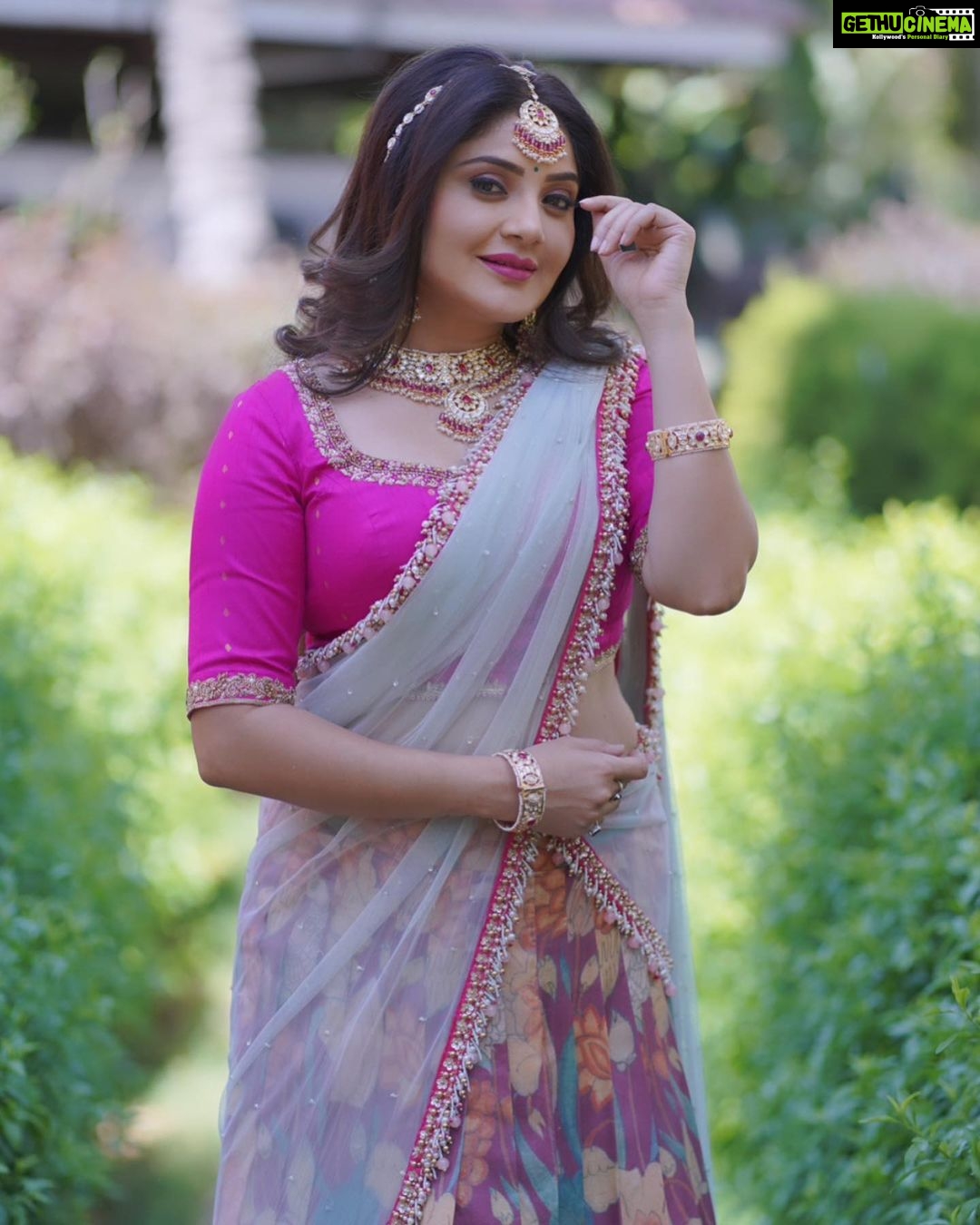 Karunya Ram Instagram - ಹೊಸ ವರ್ಷದ ಹಾಗು ಬೆವು ಬೆಲ್ಲದ ಯುಗಾದಿ ಹಬ್ಬದ ಶುಭಾಶಯಗಳು, ನಿಮ್ಮೆಲರ ಜೀವನದಲ್ಲಿ ಬೆಲ್ಲದ ಸಿಹಿಯೇ ಇರಲಿ 🥰👍Happy Ugadi 🎉✨💐