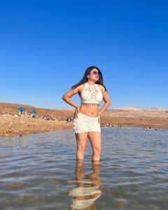 Karunya Ram Instagram - Dead sea vibes ✨🧿🌊
:
:
PC : @makeoverbysamridhi_ram 🍑
#karunyaram #milkybeautykarunyaram #actress #vacation #holiday #jordan #memories #deadsea #deadseajordan #travel #photography #beautiful #hot #nice #jordan