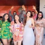 Karunya Ram Instagram - Shake it Pushpavati 💃🏼✌🏼🤗wishing a good luck for Kranti release dear 🤗🎉 D boss haava Shuru ✨👏🏼🤙🏼 : : #karunyaram #milkybeautykarunyaram #actress #kranti #karantimovieonhan26krantirevolutionfromjan26 #shakeitpushpavati #rimika #dance #trending #viral Bangalore, India