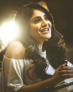 Karunya Ram Instagram - Don’t ever let anybody steal your sunshine ✨🌟💫
:
:
:
Makeup : @makeoverbysamridhi_ram 
Hair : @soverpukhrambam 
PC : @vijaymonteiro 
:
:
#karunyaram #milkybeautykarunyaram #actress