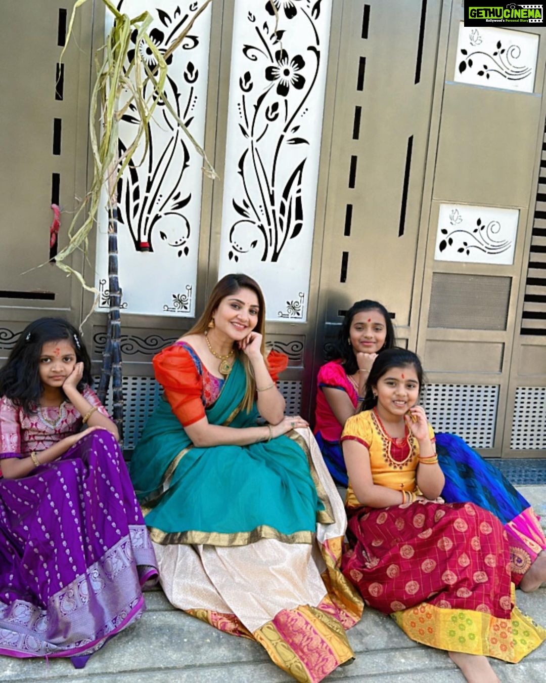 Karunya Ram Instagram - ಸರ್ವರಿಗೂ ಸುಗ್ಗಿ ಹಬ್ಬ ಸಂಕ್ರಾಂತಿ ಹಬ್ಬದ ಹಾರ್ದಿಕ ಶುಭಾಶಯಗಳು 🌾🌺🌴 : : #karunyaram #milkybeautykarunyaram #sankrathi #suggie #pongal Raja Rajeshwari Nagar, Bangalore South