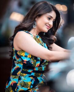 Karunya Ram Instagram - Live a colourful life 💙🧡❤️🖤
:
:
Makeup : @makeoverbysamridhi_ram 
Hair : @soverpukhrambam 
Styling : @apekshapurohit 
PC : @vijaymonteiro 
:
:
#karunyaram #milkybeautykarunyaram #actress #raymo #workingstill #fashion #styleicon
