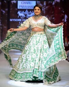 Karunya Ram Instagram - Mysore fashion week 💚🤍 
:
:
Wearing : @charu_parashar_official 
Jewllry : @sri_ganesh_sadashivnagar 
Watch : @timex.india 
Evnt : @mysorefashionweek @jayanthiballal 
:
:
#karunyaram #milkybeautykarunyaram #fashion