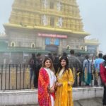 Karunya Ram Instagram – 🧡🤍♥️
:
:
:
#karunyaram #samridhiram #sisters Chamundi Temple