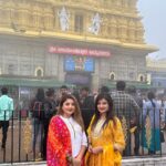 Karunya Ram Instagram – ತಾಯಿ ಚಾಮಂಡೇಶ್ವರಿ ಎಲ್ಲರನ್ನೂ ಕಾಪಾಡಮ್ಮ 🙏🧡🤍♥️
:
:
:
#karunyaram #milkybeautykarunyaram #mysore #chammundibetta #godess