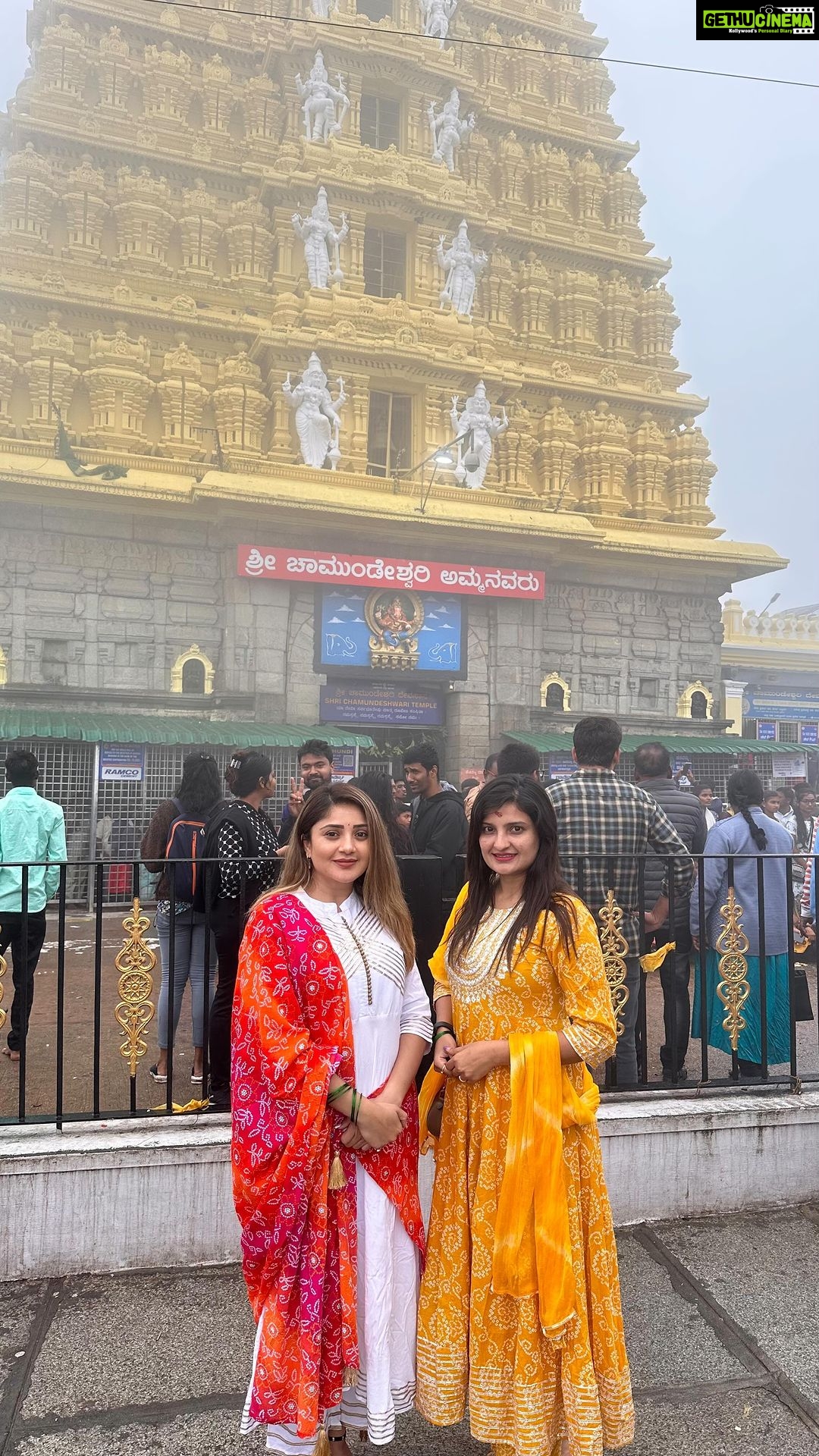 Karunya Ram Instagram - ತಾಯಿ ಚಾಮಂಡೇಶ್ವರಿ ಎಲ್ಲರನ್ನೂ ಕಾಪಾಡಮ್ಮ 🙏🧡🤍♥️ : : : #karunyaram #milkybeautykarunyaram #mysore #chammundibetta #godess