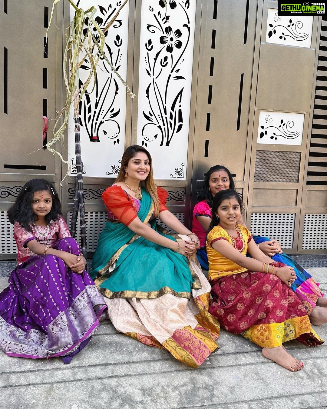 Karunya Ram Instagram - ಸರ್ವರಿಗೂ ಸುಗ್ಗಿ ಹಬ್ಬ ಸಂಕ್ರಾಂತಿ ಹಬ್ಬದ ಹಾರ್ದಿಕ ಶುಭಾಶಯಗಳು 🌾🌺🌴 : : #karunyaram #milkybeautykarunyaram #sankrathi #suggie #pongal Raja Rajeshwari Nagar, Bangalore South